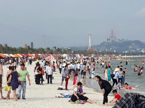 下龙湾豪泰酒店的海滩上的一大群人