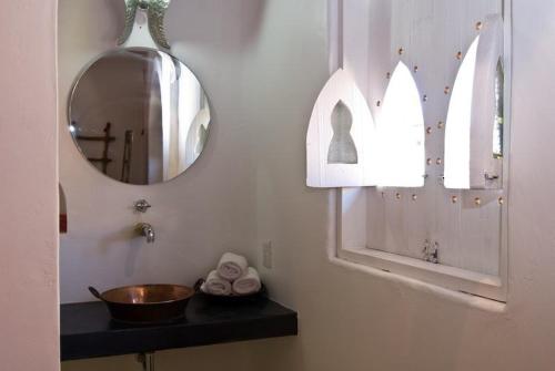 La salle de bains est pourvue d'un lavabo et d'un miroir. dans l'établissement Petit Hotel Hafa, à Sayulita
