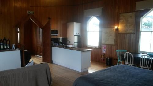 Ophir的住宿－St Andrews Church Nave，客厅设有厨房和台面