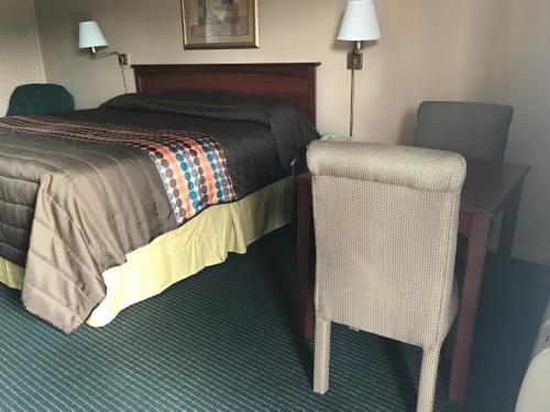 Postel nebo postele na pokoji v ubytování Redwood Inn