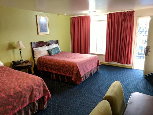 Katil atau katil-katil dalam bilik di La Hacienda Motel