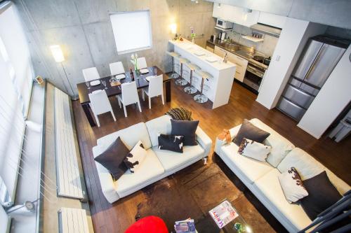 - Vistas a la sala de estar y a la cocina en Full Circle Apartments, en Niseko