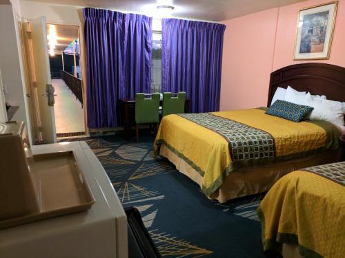 Säng eller sängar i ett rum på La Hacienda Motel