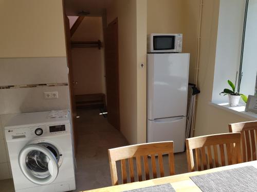 a kitchen with a washing machine and a microwave at Viru Maja in Tallinn