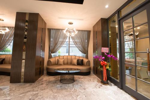 sala de estar con sofá y mesa en Nan Tou Hotel, en Nantou City