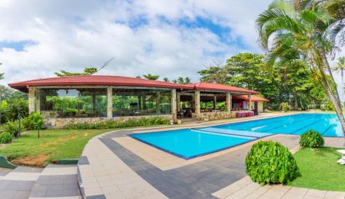 une maison avec une piscine et un pavillon dans l'établissement River View Banquet & Resort, à Wadduwa