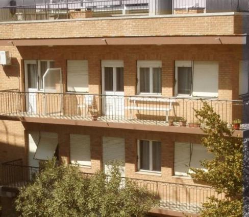 un gran edificio de ladrillo con balcones en un lateral. en Firule Center Rooms, en Split