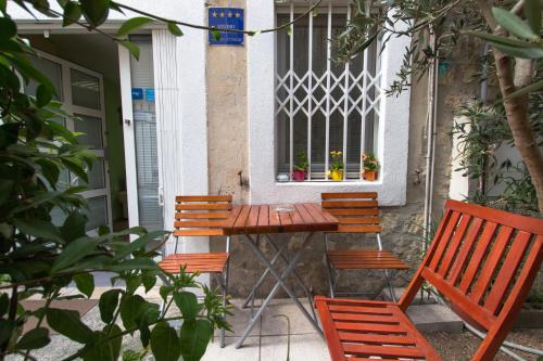 uma mesa e cadeiras num alpendre com uma janela em Apartment Skeja em Split