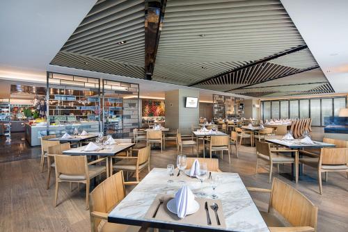 En restaurant eller et andet spisested på Jinan Inzone Royal Plaza Hotels