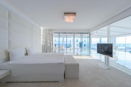Μια τηλεόραση ή/και κέντρο ψυχαγωγίας στο Grand Hotel Sveti Vlas-Ultra All Inclusive Fitness & SPA Hotel