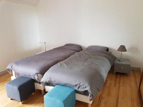 une chambre avec un lit avec deux oreillers dans l'établissement ty néo, à Locoal-Mendon