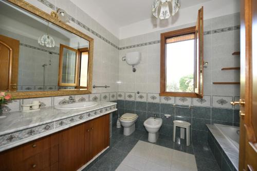 アレーツィオにあるTenuta Le Vermeneのバスルーム(洗面台、トイレ、鏡付)