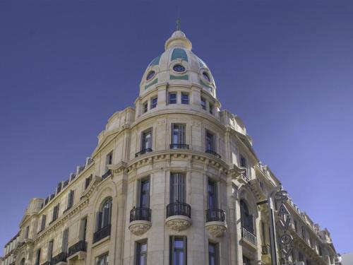 a large building with a clock on the top of it at Esplendor by Wyndham Savoy Rosario in Rosario