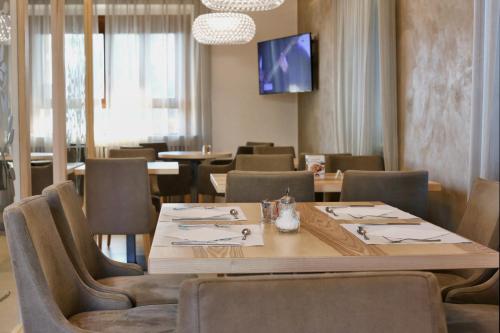 a dining room with a table and chairs at Hotel Garden in Peschiera del Garda
