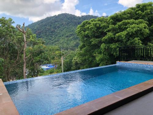Vasinee Villa في ثونغ نايبان ياي: مسبح في خلفية جبل
