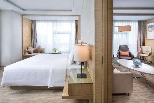 Una cama o camas en una habitación de Jinan Inzone Royal Plaza Hotels