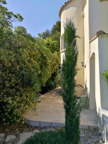 a pathway leading to a house with a tree at Bastide Philomen in Pérols