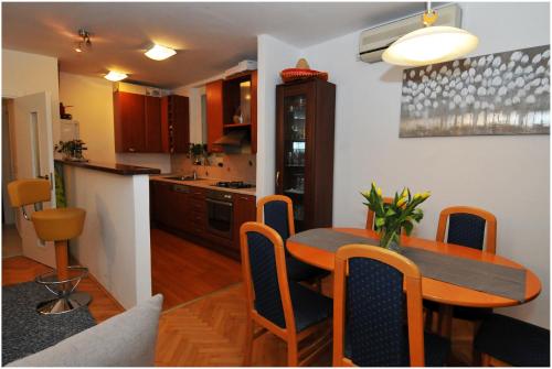 cocina y comedor con mesa y sillas en Apartment "Nox" en Dubrovnik