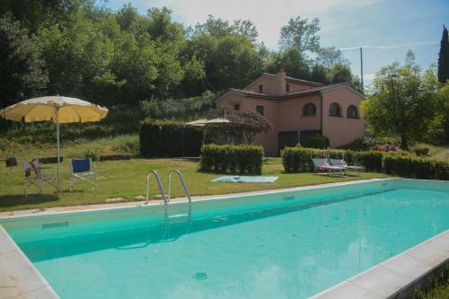 - une piscine en face d'une maison dans l'établissement Poggio degli Ulivi, à San Casciano in Val di Pesa