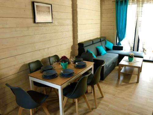 ein Wohnzimmer mit einem Tisch und einem Sofa in der Unterkunft Sarbinówka in Sarbinowo