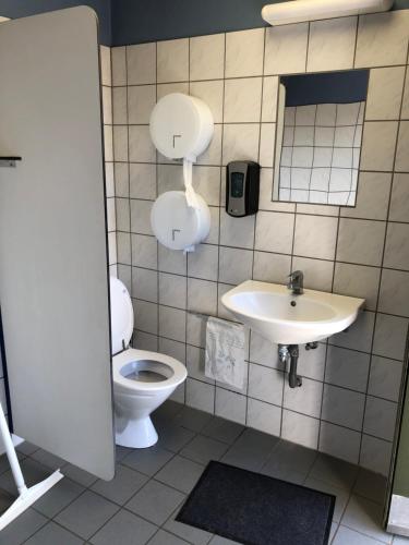 een badkamer met een toilet en een wastafel bij HYGGE Strand Camping in Odder