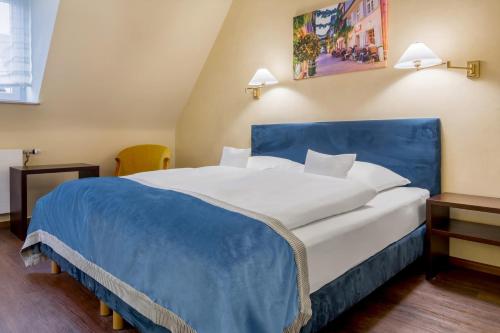 Кровать или кровати в номере Central Hotel