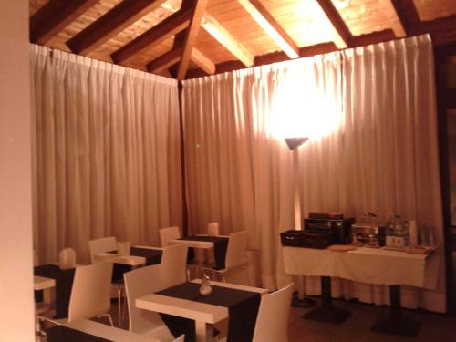 Un restaurante o sitio para comer en Hotel La Rosta