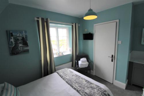 Una cama o camas en una habitación de The Lorna Doone Hotel