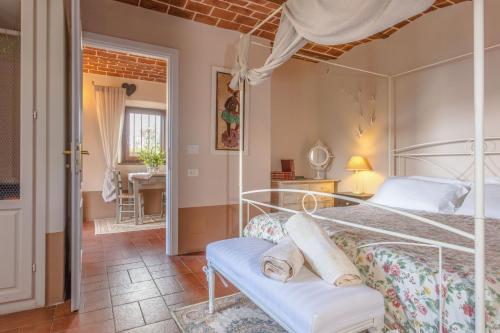um quarto com uma cama grande e uma casa de banho em L'orto di Hans em Soriano nel Cimino