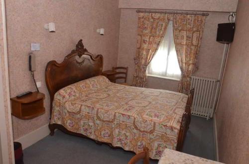 Ένα ή περισσότερα κρεβάτια σε δωμάτιο στο Hotel du Commerce