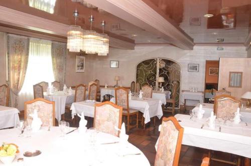 A restaurant or other place to eat at Hotel du Commerce