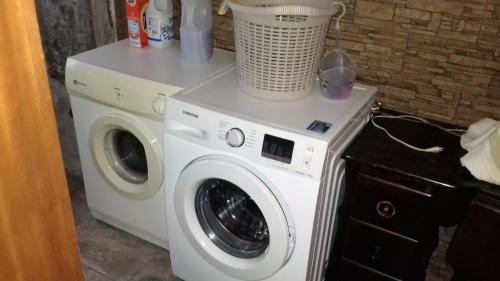 a washing machine sitting next to a washer at Casa do ti' Marrão in Praia da Vitória