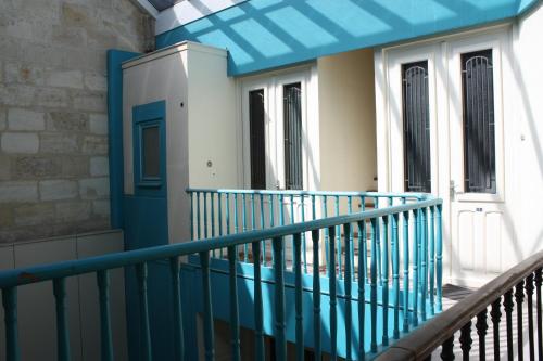 a balcony of a house with a blue roof at Le Latour, Centre-ville - Parking Gratuit in Bordeaux