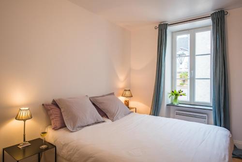 une chambre avec un lit blanc et une fenêtre dans l'établissement Petit Montrachet, à Chassagne-Montrachet