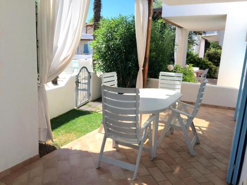 einen Tisch und Stühle auf einer Terrasse in der Unterkunft Marina Village Apartments in Lido di Jesolo