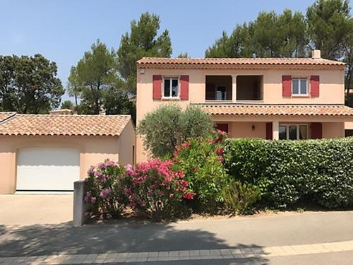 ソルマーヌ・ド・ボークリューズにあるBeautiful Villa in Saumane de Vaucluse with Gardenの茂みと花の家