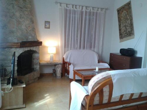 sala de estar con cama y chimenea en Cala Maria, en L'Ampolla