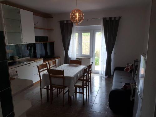 una cucina e una sala da pranzo con tavolo e sedie di KEI apartment a Portoroz