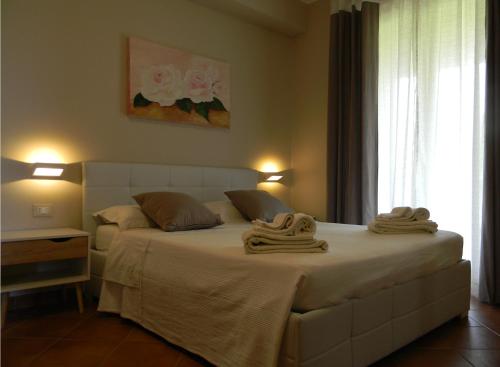 a bedroom with a bed with towels on it at B&B Sole in Trappitello