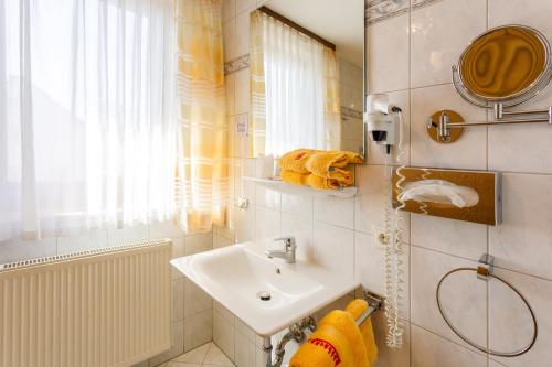 Bilik mandi di Hotel Spitzenpfeil