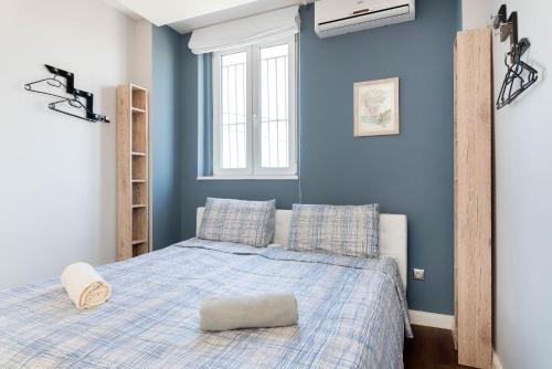 - une chambre dotée d'un lit avec un mur bleu dans l'établissement Top of the city Apartment with AC, à Budapest