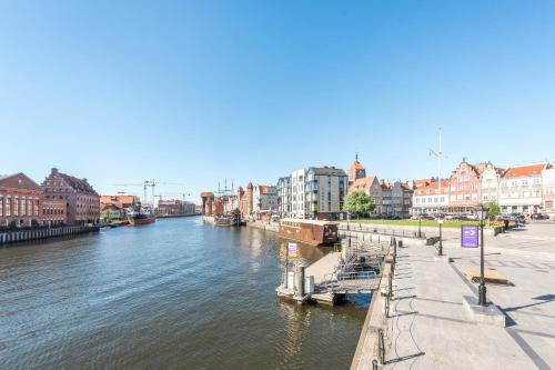 グダニスクにあるApartments By The River - Gdańsk Old Town by Rentersの建物のある街の川の眺め