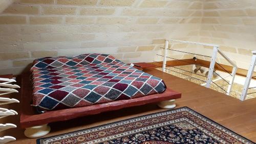 uma cama numa sala com um tapete em Trullo in Uliveto by RENTHOUSESALENTO em San Foca