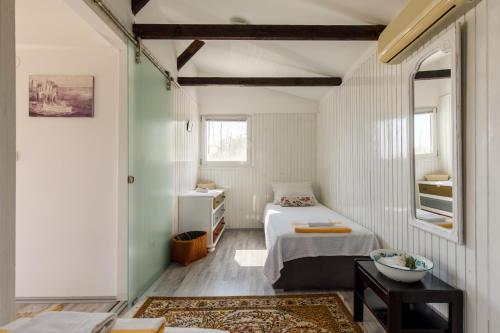 سرير أو أسرّة في غرفة في Capri House
