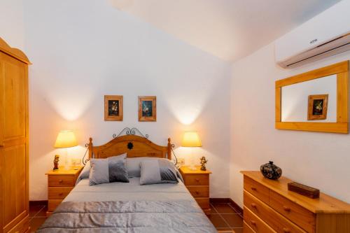 フリヒリアナにあるLa Casa del Molinoのベッドルーム1室(ベッド1台、ドレッサー2台、鏡付)