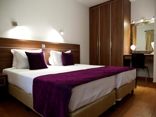 Een bed of bedden in een kamer bij Amethyst Napa Annex Apartments