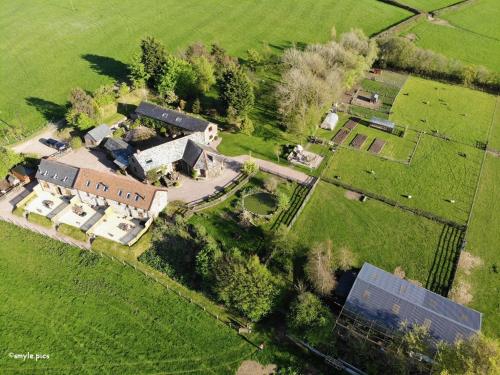 una vista aérea de una casa en un campo en East Trayne Holiday Cottages en South Molton