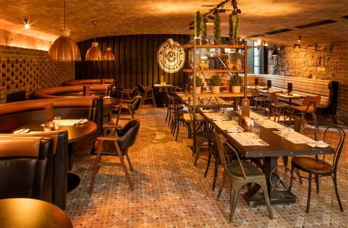 Un restaurante o sitio para comer en The Address Connolly