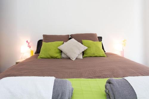 カンヌにあるCannes Downtownのベッド(緑と白の枕付)