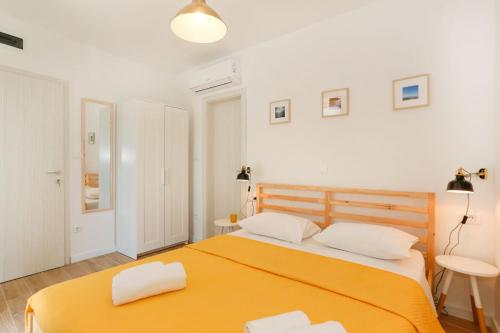 Un pat sau paturi într-o cameră la Apartments and Rooms Stone House